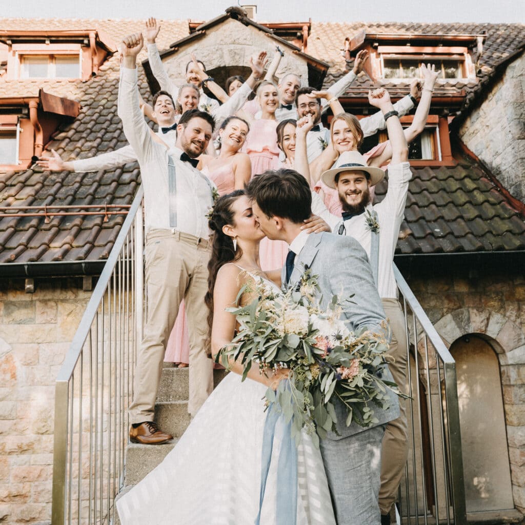 photographe mariage couple lancer bouquet