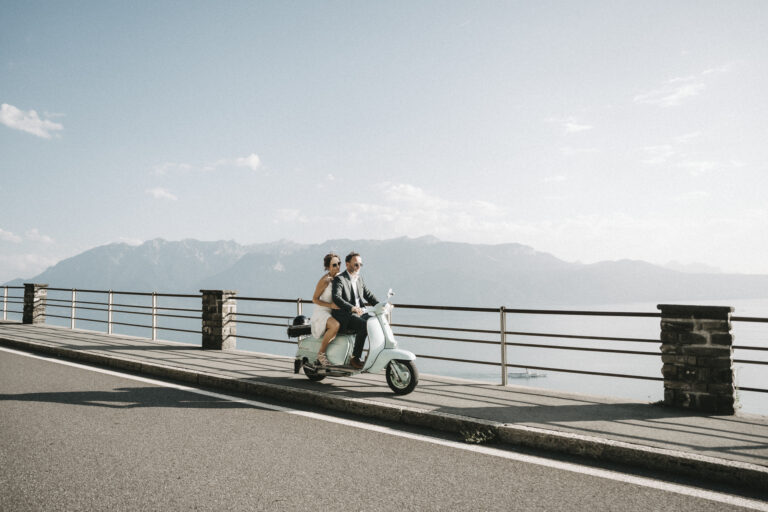 mariés sur une vespa près du Lac Léman à Chexbres