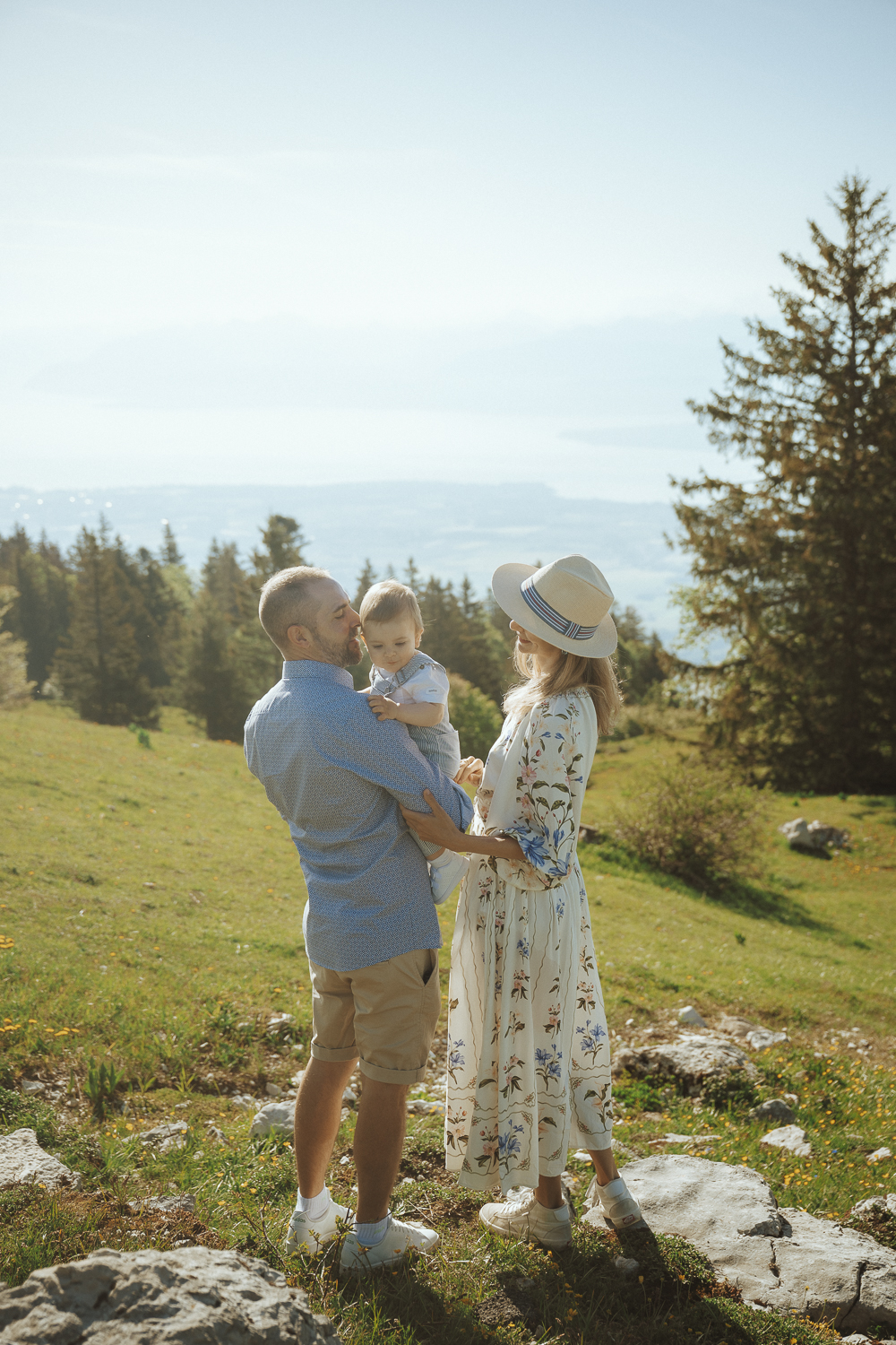 Une séance famille estivale en pleine nature, entre douceur et lumière matinale - Anne Gerzat Photographe