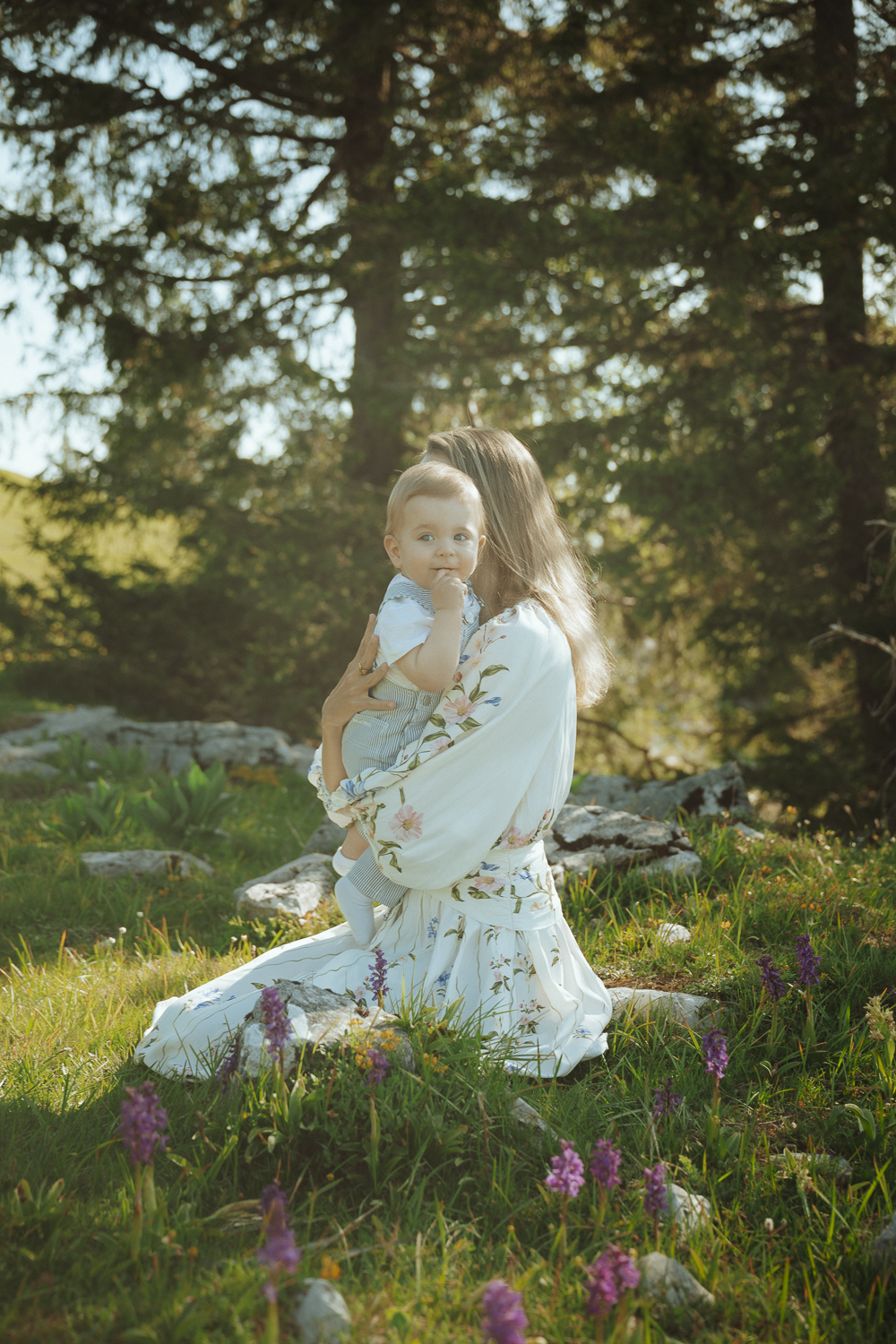Une séance famille estivale en pleine nature, entre douceur et lumière matinale - Anne Gerzat Photographe