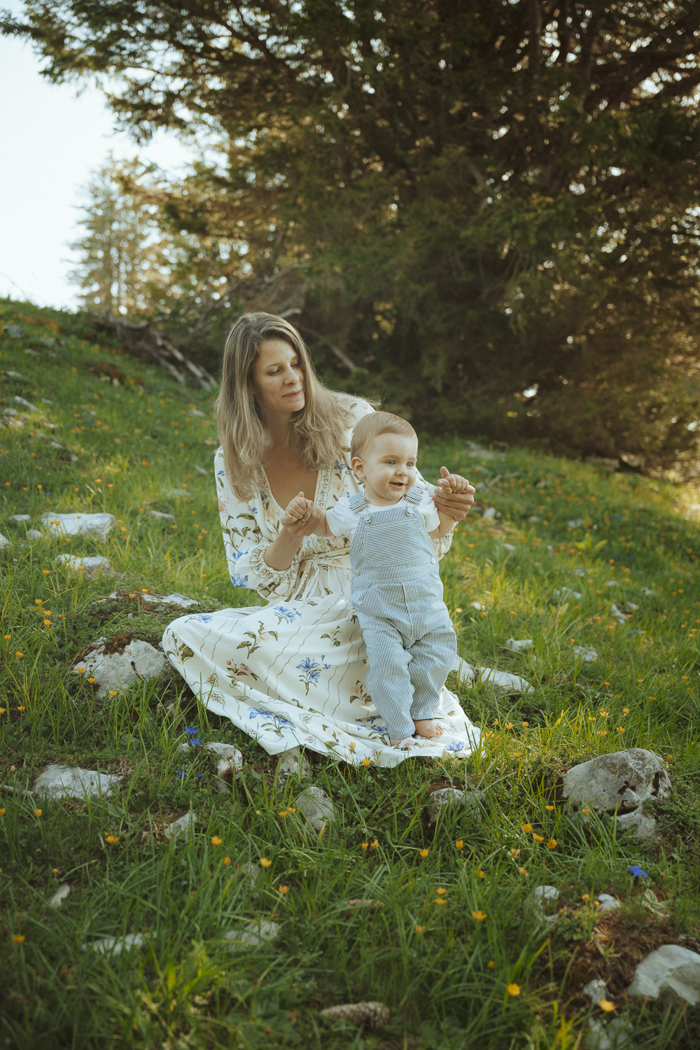 Une séance famille estivale en pleine nature, entre douceur et lumière matinale - Anne Gerzat Photographe