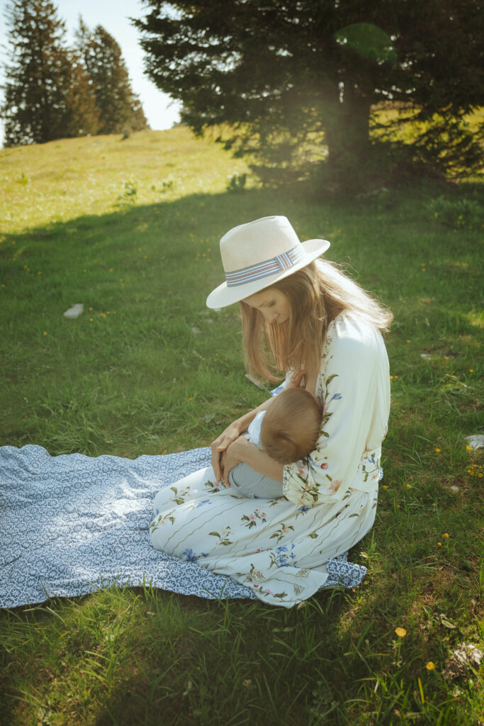 Une séance famille estivale en pleine nature, entre douceur et lumière matinale - Anne Gerzat Photographe