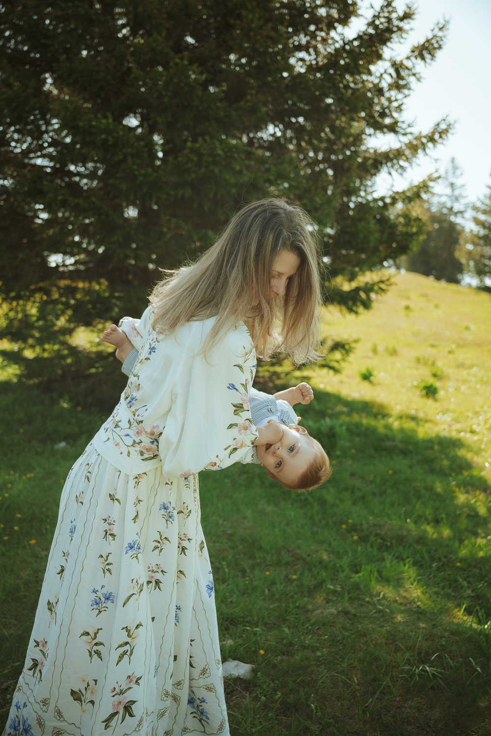Une séance famille estivale en pleine nature, entre douceur et lumière matinale - Anne Gerzat Photographe