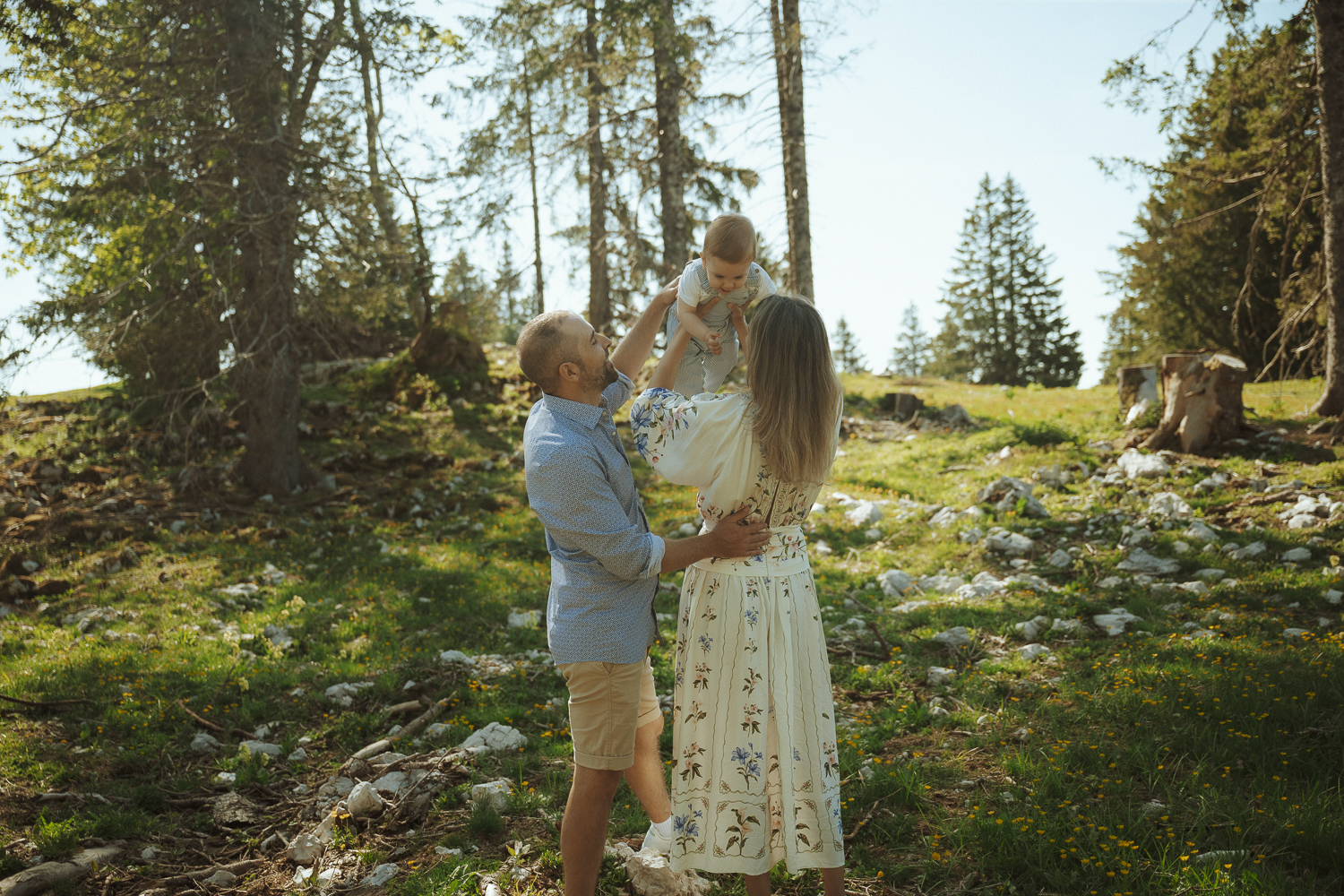 Une séance famille estivale en pleine nature, entre douceur et lumière matinale - Anne Gerzat Photographe