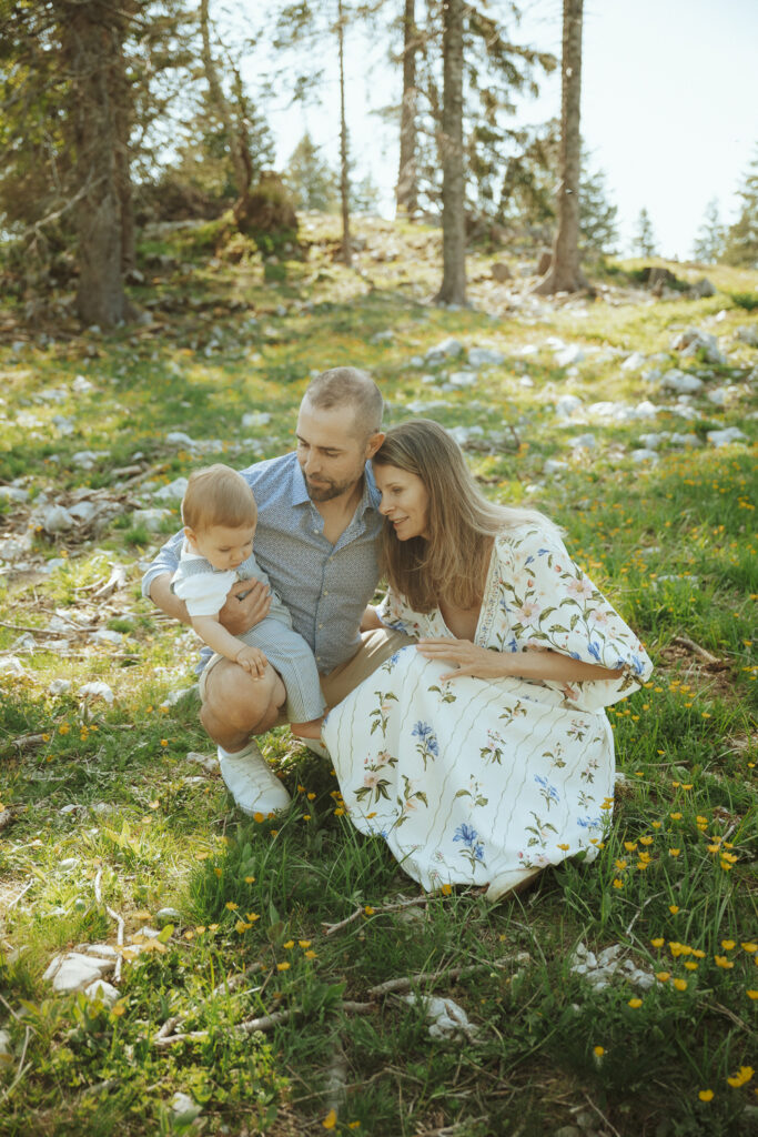Une séance famille estivale en pleine nature, entre douceur et lumière matinale - Anne Gerzat Photographe