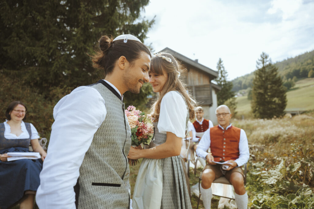 traditional wedding - intimate jewish wedding in France, Jura, close to Switzerland - elopement wedding - Anne Gerzat